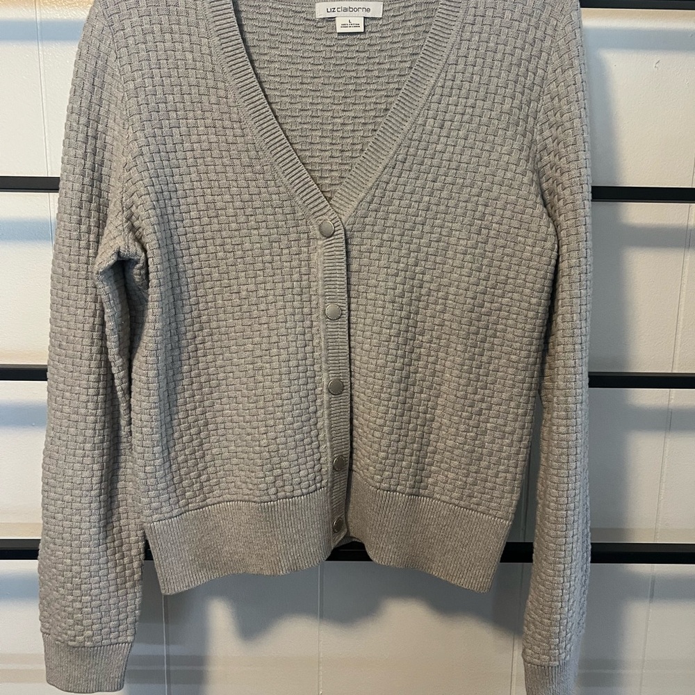 NWOT Women's Size L, Liz Claiborne Snap down Long Sleeve Sweater, Gray, F12